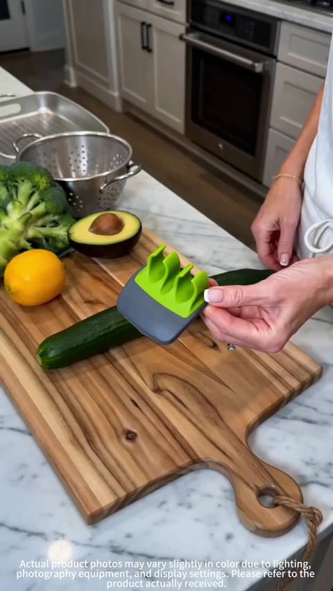 🥔 2 Pcs hand palm vegetable peeler. It comes with rubber finger grips for a comfortable hold, ergonomic design. Great for peeling pumpkin, carrot, cucumber, potato and more vegetables.#KitchenUtensils #ErgonomicPeeler #KitchenAccessories #FoodPrep#HandPeeler